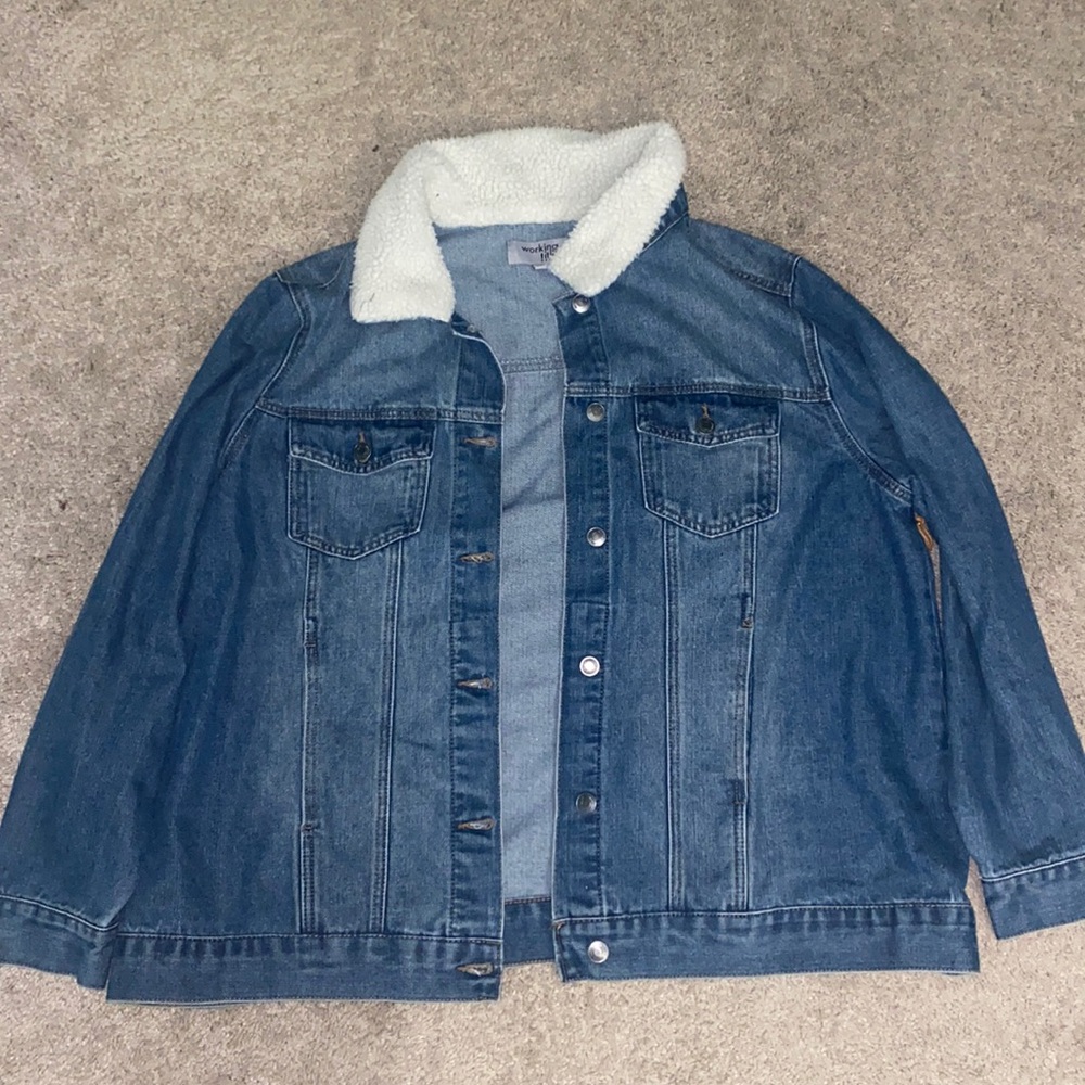 Blue Jean jacket with white fur collar. Size: 2X.